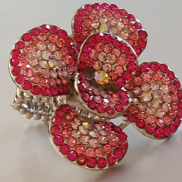 2/$10 Oversized Flower Stretch Ring - Picture 4 of 8